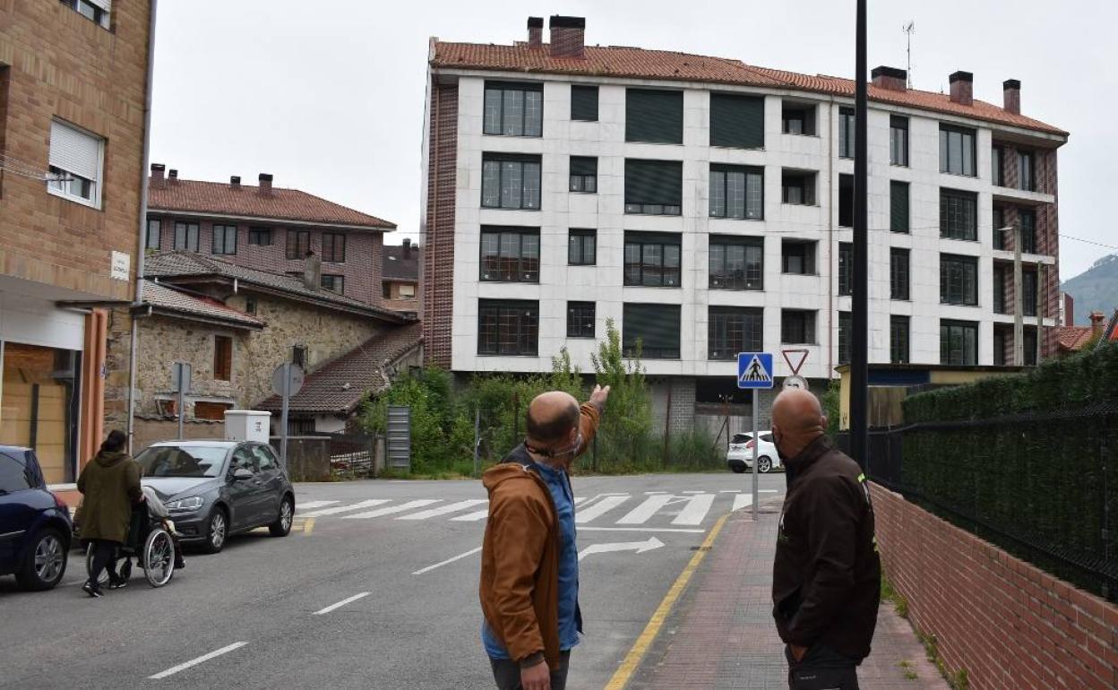 José Manuel Martínez y Manuel Pérez frente a uno de los edificios con una colonia de palomas.