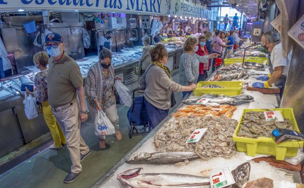 Los clientes del Mercado de la Esperanza comprando en la pescadería Unai. 