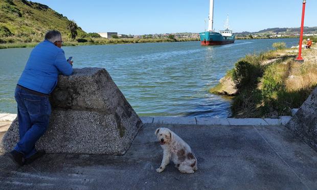 La Naumon, en su llegada al puerto de Requejada, donde permanecerá durante varios meses 