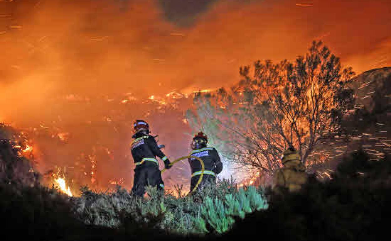 Imagen de archivo de bomberos en la extinción de un incendio forestal en Los Tojos. 
