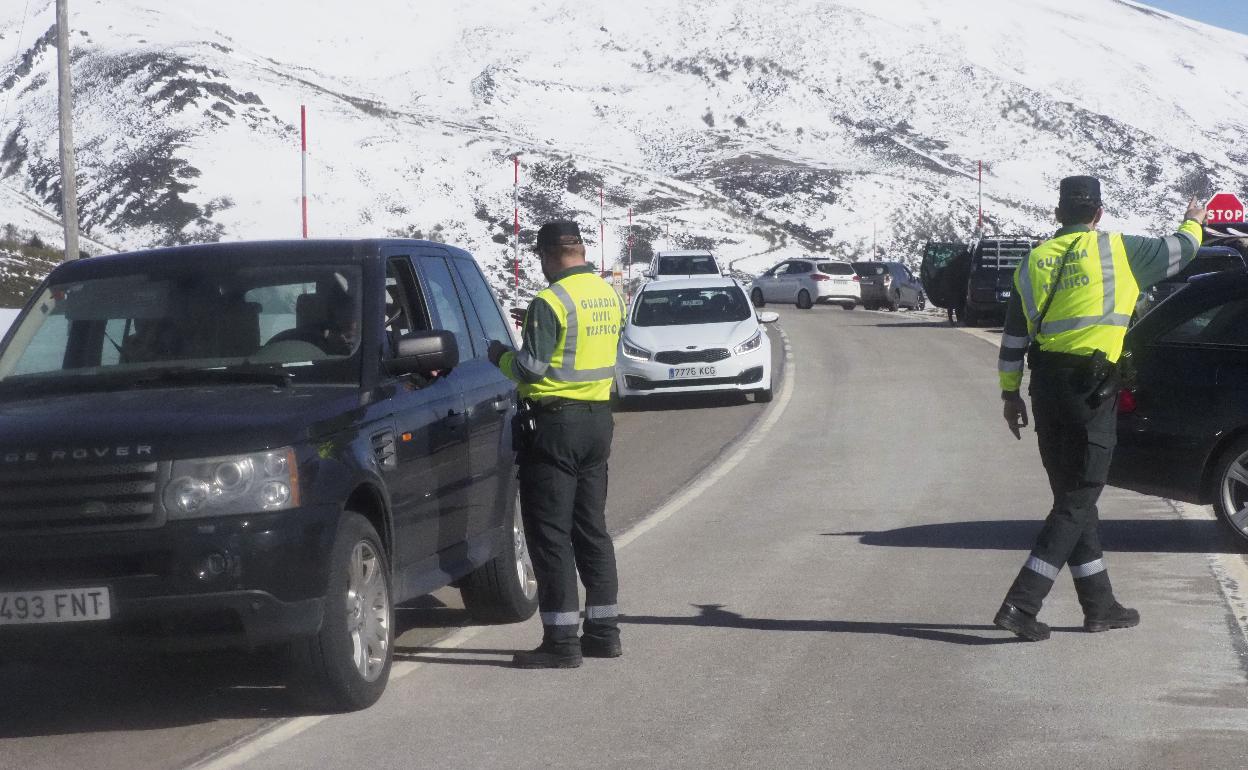 Guardia Civil desviando el tráfico en el acceso a la estación de Alto Campoo. 