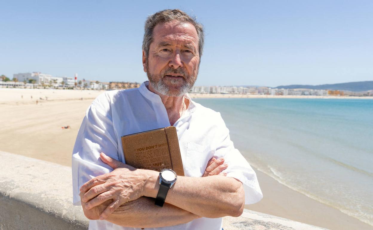 Juan José Benítez, con su inseparable cuaderno de campo en la playa de Barbate (Cádiz).