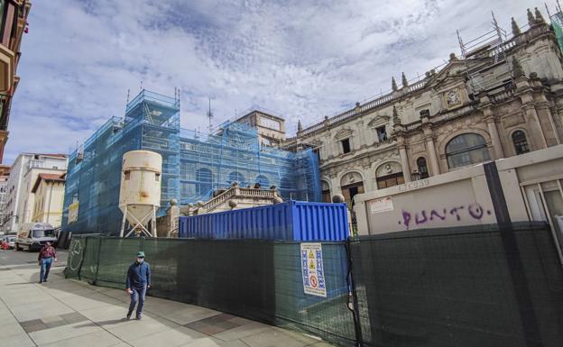 Obras de mejora. En apenas unos metros el Consistorio continúa con la rehabilitación del Museo de Arte de Santander (calle Gravina) y la de la biblioteca Menéndez Pelayo (calle Rubio). 