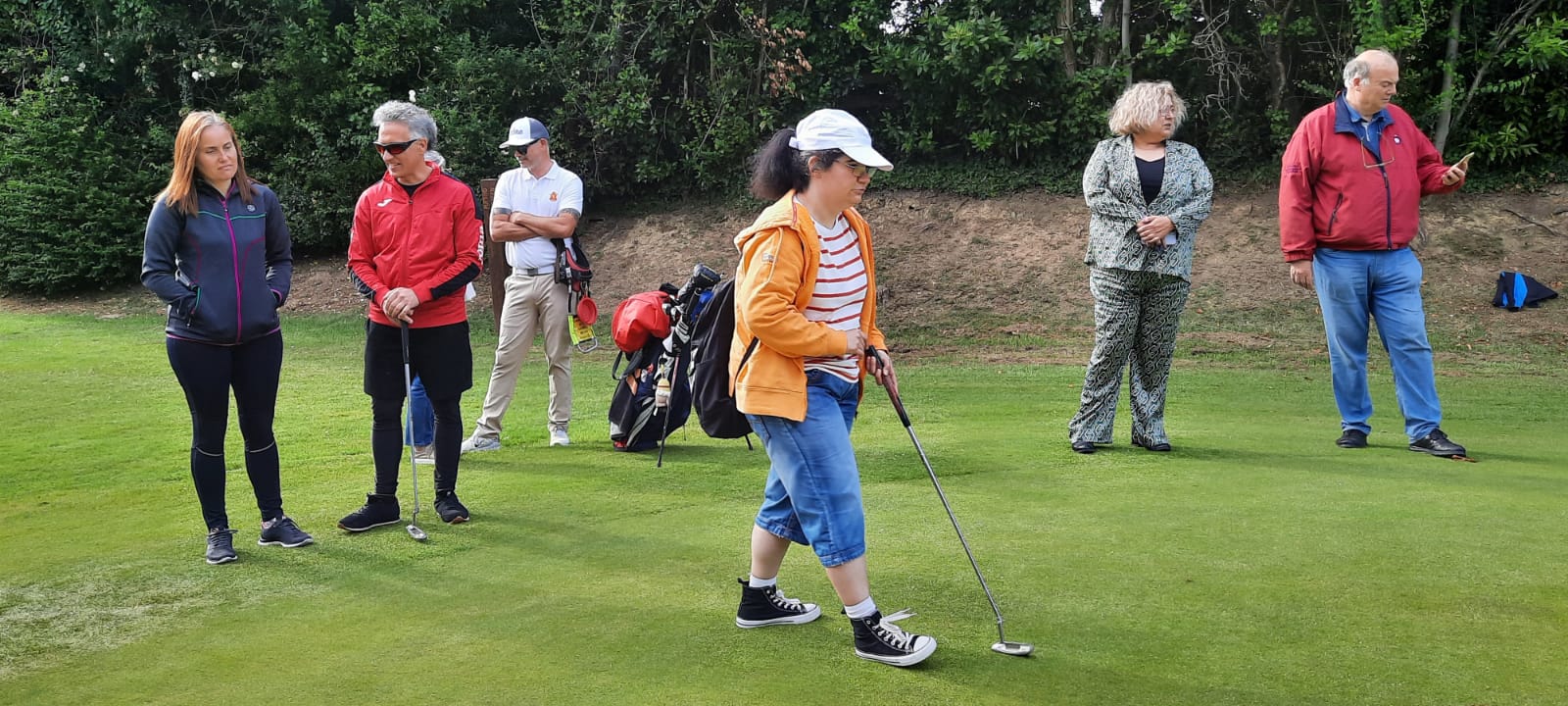 Un grupo de 22 personas ciegas y con baja visión disfrutaron de una jornada de golf en Mataleñas. 