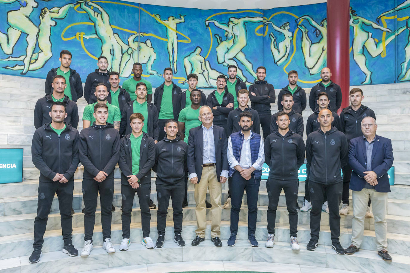 Los jugadores y entrenador del Racing posan con el director de RNE. 