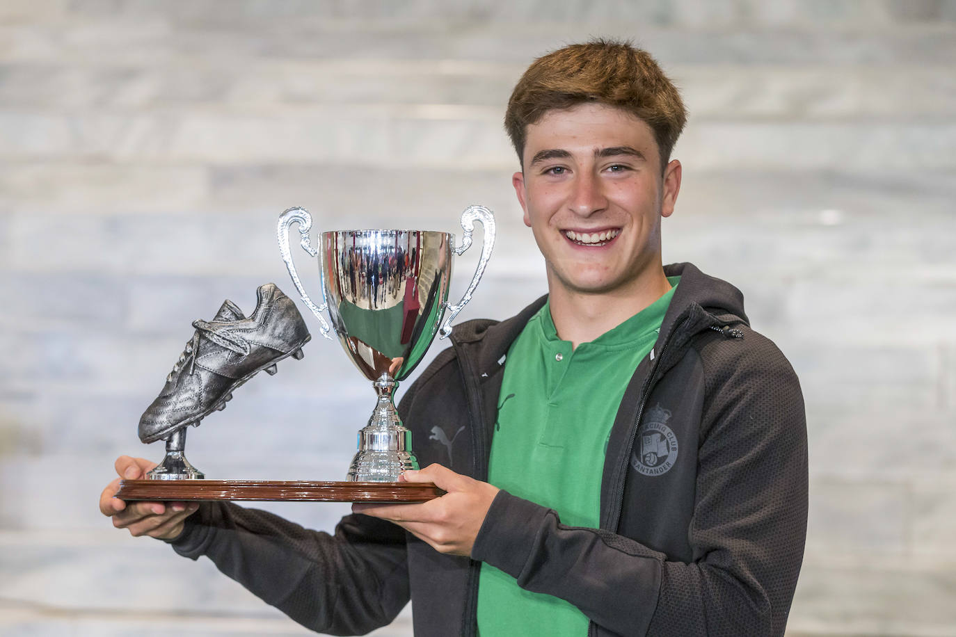 Torre posa sonriente con el Trofeo Chico de la temporada 2021-22