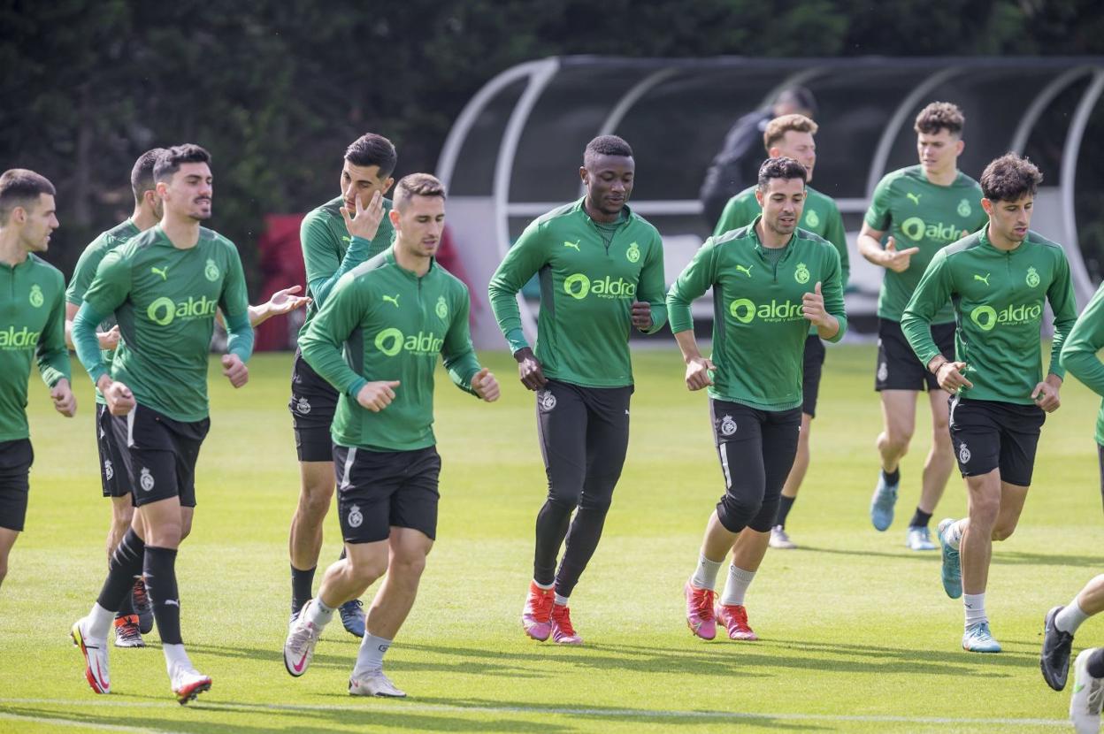 Lucas Díaz, Manu Justo, Patrick Soko, Álvaro Bustos y tras él Javi Vázquez, durante un entrenamiento en las instalaciones Nando Yosu de La Albericia. 