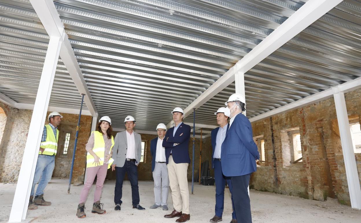 Guillermo Blanco, acompañado del alcalde barquereño y varios técnicos, visitó ayer las obras.