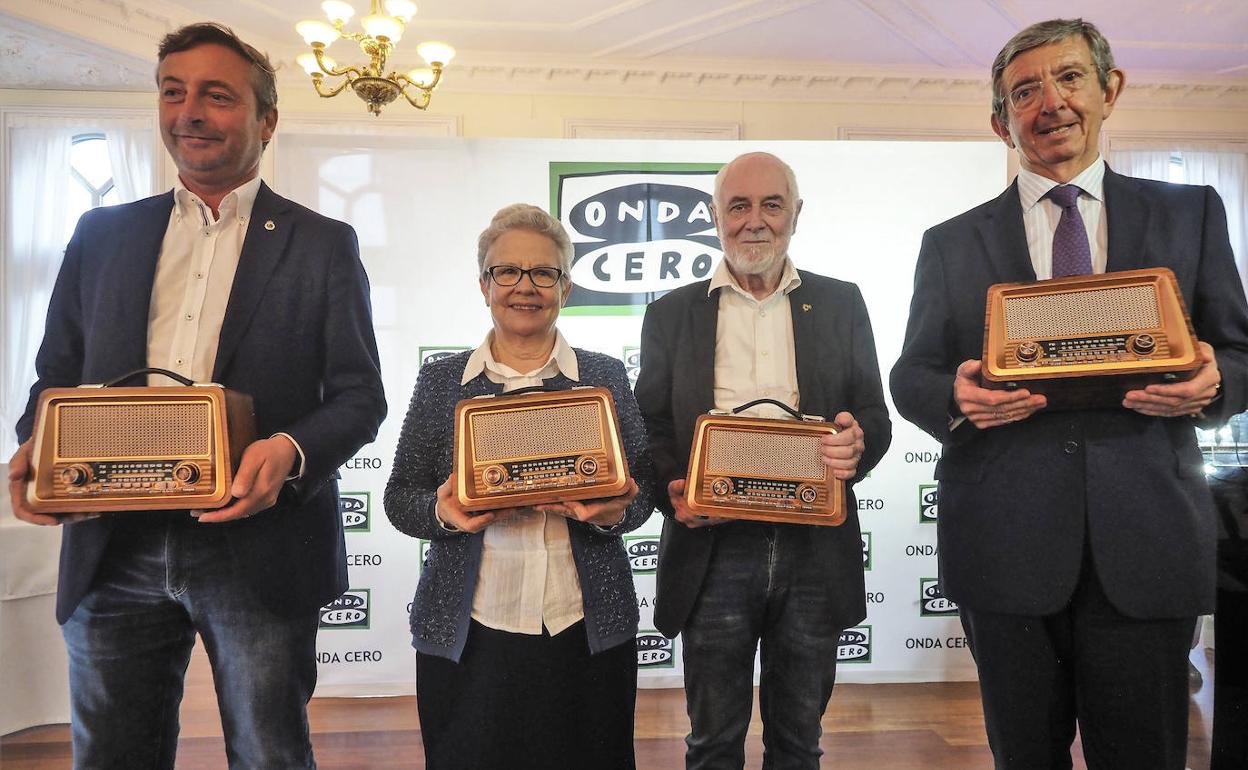 Alfredo Pérez, presidente del Racing, Sor Clara, de la Cocina Económica, el artista Pedro Sobrado y Luis Revenga, presidente de Editorial Cantabria, con los galardones de Onda Cero.