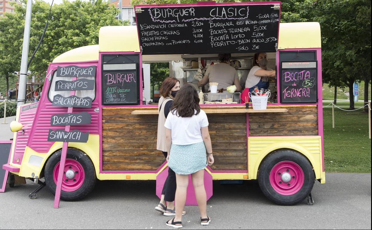 Los asistentes podrán escoger entre la oferta gastronómica de diferentes 'food-trucks'.