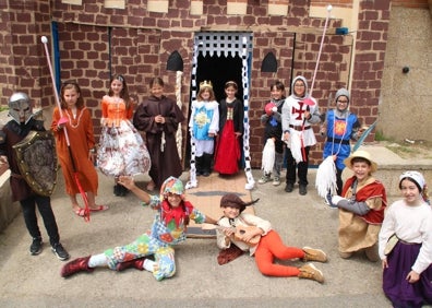 Imagen secundaria 1 - La vuelta a la historia en 80 pasos por el colegio de Latas