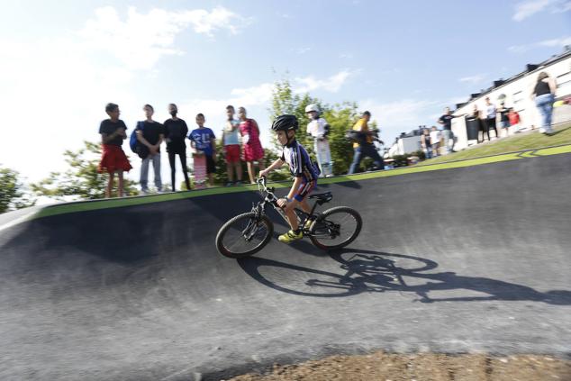 La pista de pump track tiene varios espacios con mayor o menor dificultad.