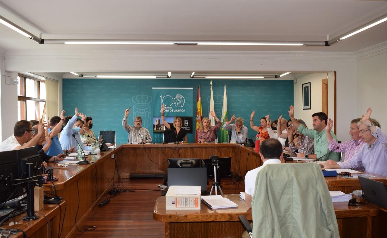 Uno de los momentos de votación del Pleno ordinario celebrado en la jornada de hoy en el Ayuntamiento de Piélagos.