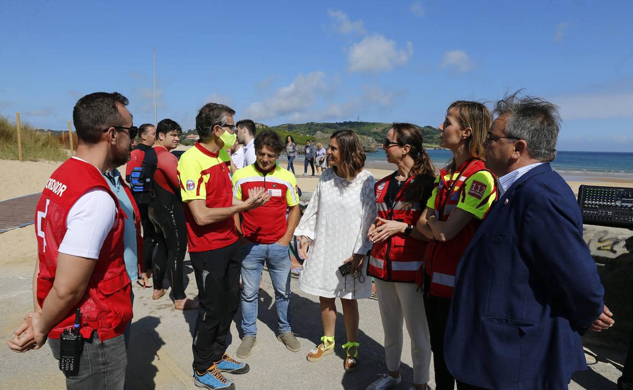 La consejera de Presidencia, Paula Fernández, esta mañana durante la presentación de la campaña de salvamento y socorrismo en las playas de Cantabria. 