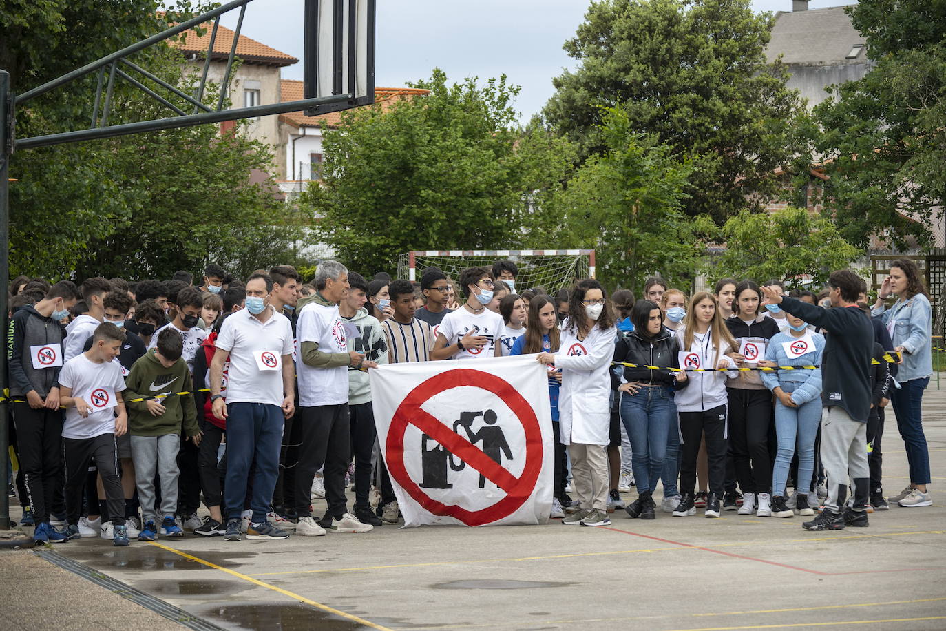 Alumnos del IES Cantabria protestan contra la apertura de una estación de servicio en la parcela contigua al centro educativo.