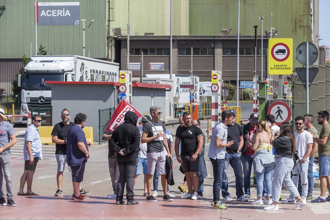 Los trabajadores del metal durante la segunda jornada de la huelga.