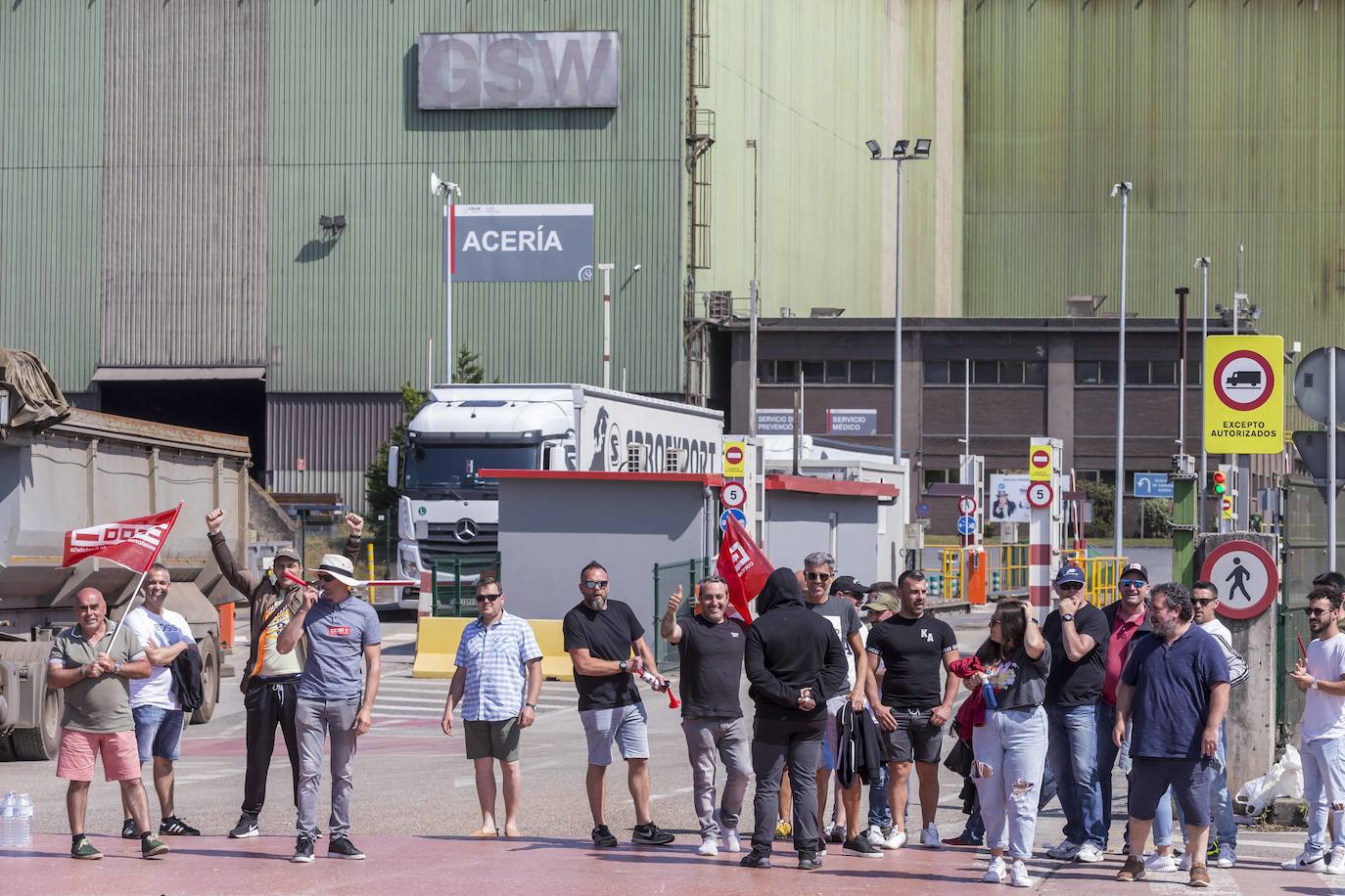 Los trabajadores del metal durante la segunda jornada de la huelga.