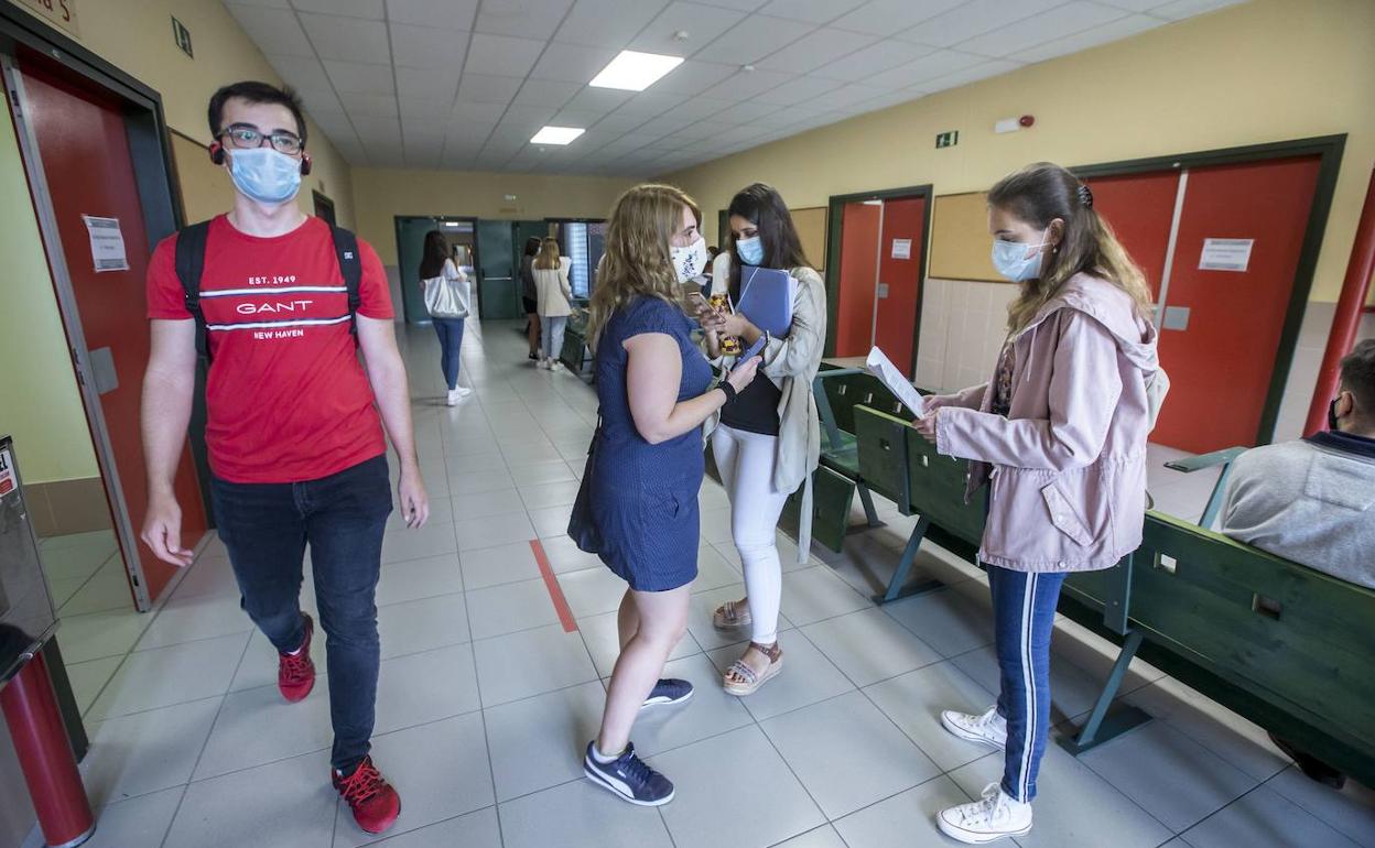 Un grupo de alumnos instantes antes de comenzar los exámenes de la EBAU.