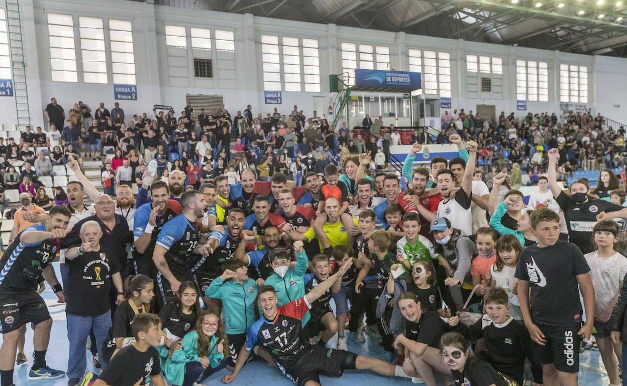 Los jugadores celebran la permanencia junto a los aficionados.