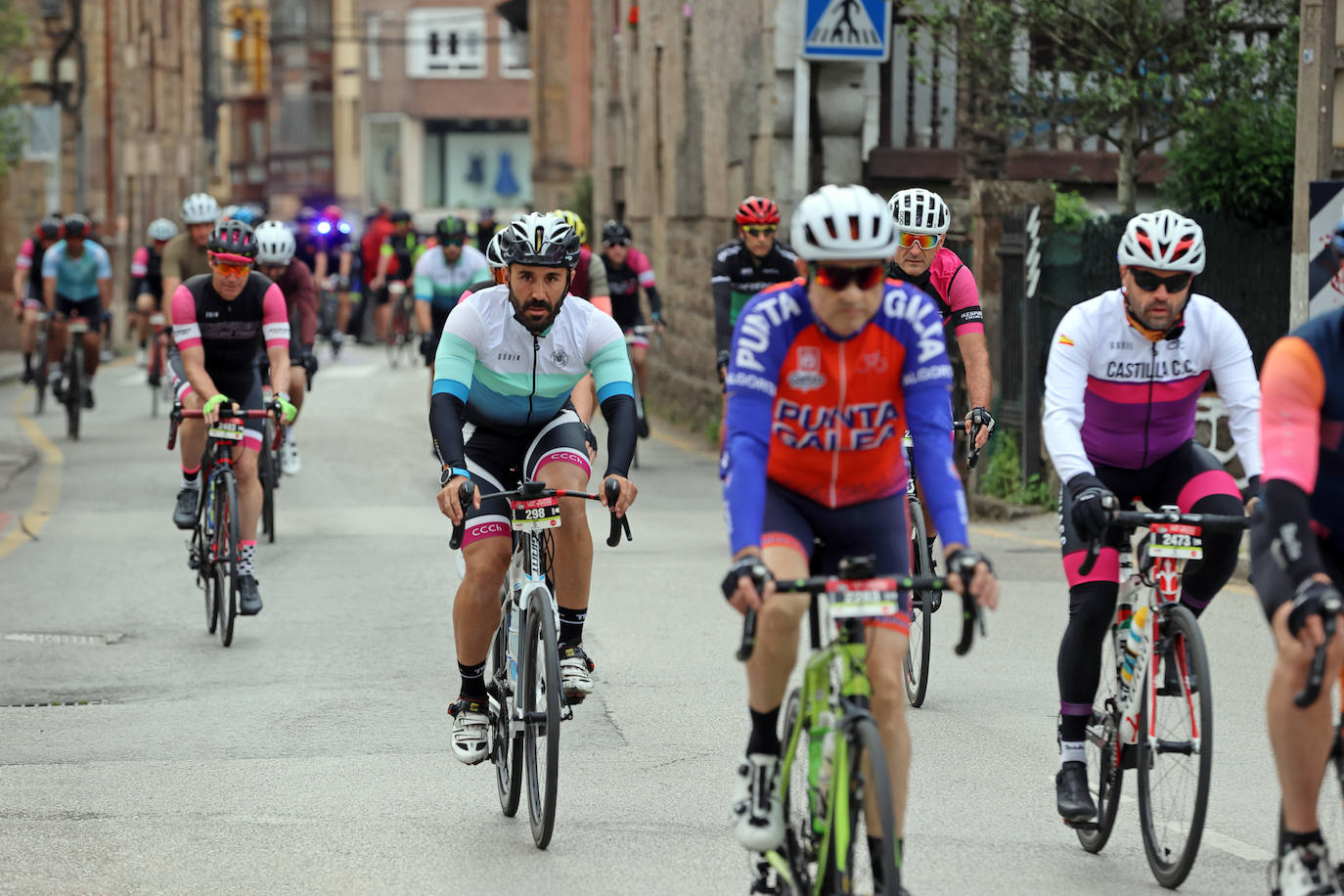 Este sábado se ha celebrado el segundo capítulo de Los 10.000 del Soplao con la prueba de carretera, que ha reunido a 750 participantes en la salida de la Avenida de Cantabria de Cabezón de la Sal a primera hora de la mañana.