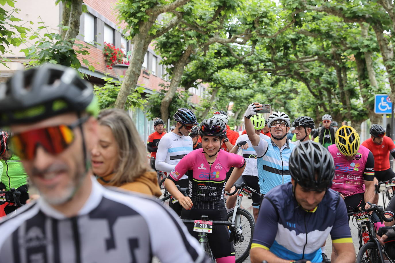 Este sábado se ha celebrado el segundo capítulo de Los 10.000 del Soplao con la prueba de carretera, que ha reunido a 750 participantes en la salida de la Avenida de Cantabria de Cabezón de la Sal a primera hora de la mañana.