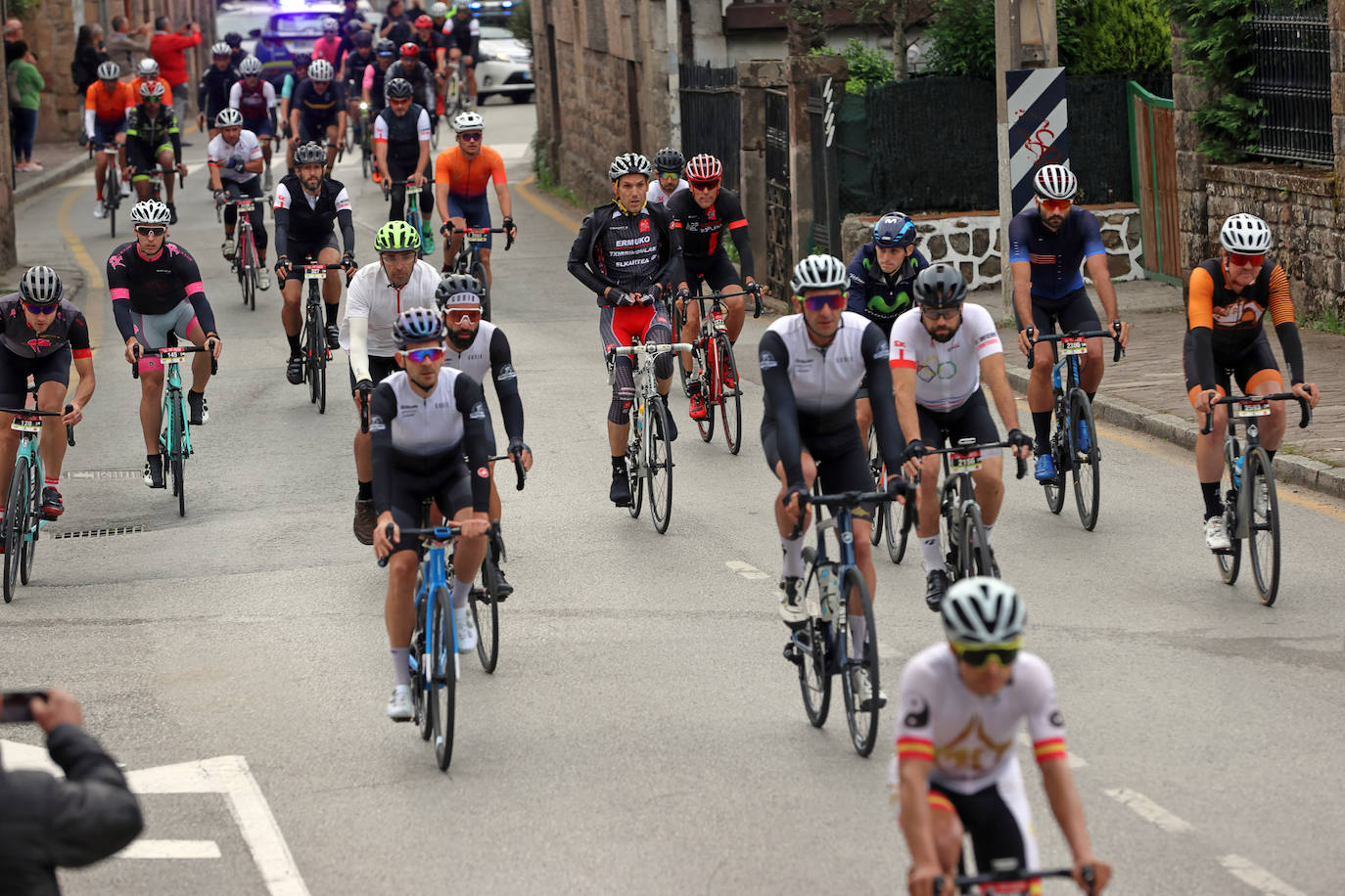 Este sábado se ha celebrado el segundo capítulo de Los 10.000 del Soplao con la prueba de carretera, que ha reunido a 750 participantes en la salida de la Avenida de Cantabria de Cabezón de la Sal a primera hora de la mañana.