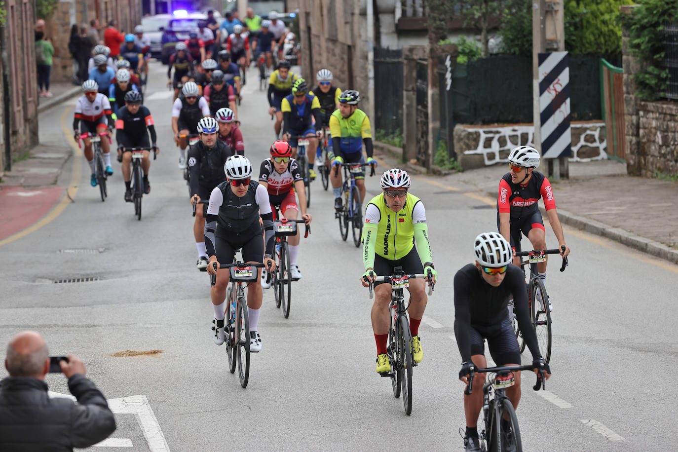 Este sábado se ha celebrado el segundo capítulo de Los 10.000 del Soplao con la prueba de carretera, que ha reunido a 750 participantes en la salida de la Avenida de Cantabria de Cabezón de la Sal a primera hora de la mañana.