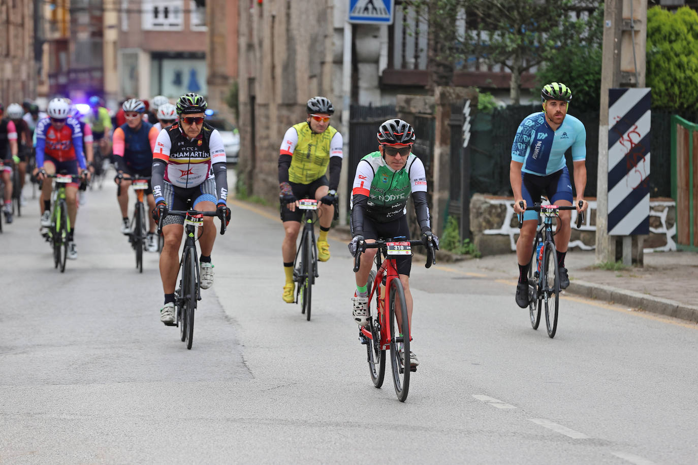 Este sábado se ha celebrado el segundo capítulo de Los 10.000 del Soplao con la prueba de carretera, que ha reunido a 750 participantes en la salida de la Avenida de Cantabria de Cabezón de la Sal a primera hora de la mañana.