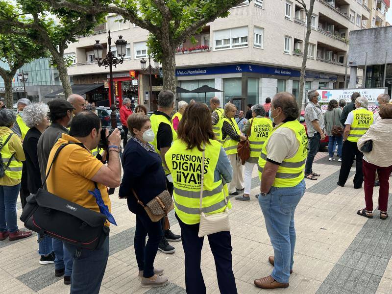 Fotos: Concentración de pensionistas en Torrelavega