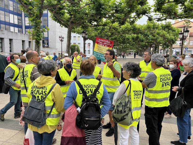 Fotos: Concentración de pensionistas en Torrelavega