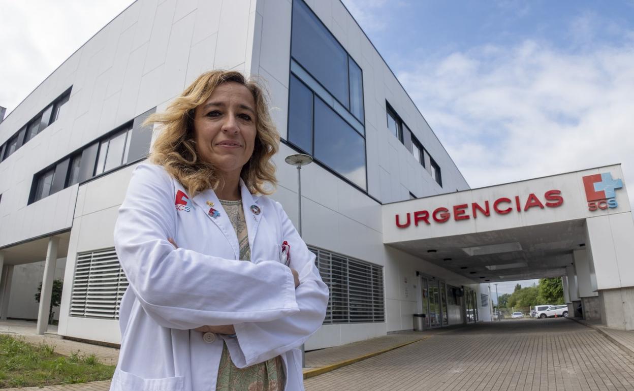 Mónica Hernández, que asumió el cargo en noviembre de 2019, posa en la entrada de Urgencias del Hospital Comarcal de Laredo, zona en la que se ha hecho una ampliación. 