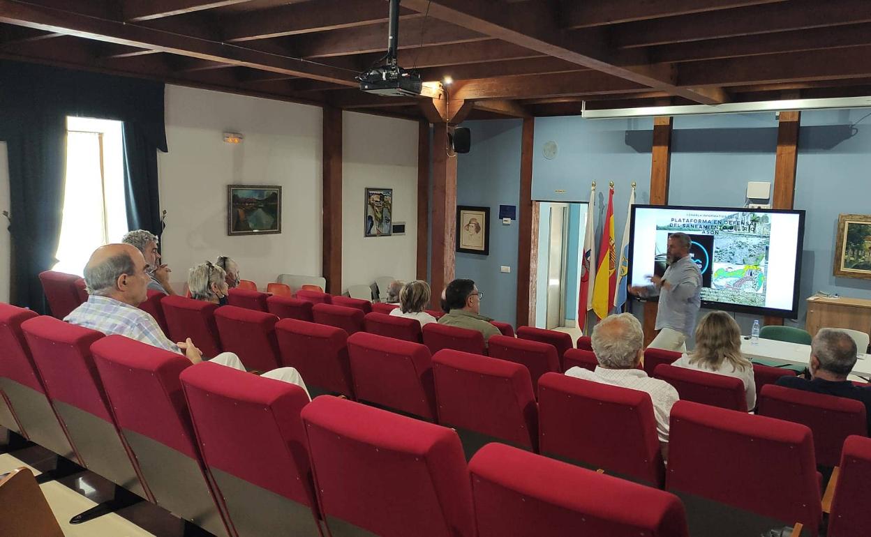 La Casa de Cultura de Limpias acogió el primero de los encuentros informativos que la plataforma mantendrá con los ciudadanos 