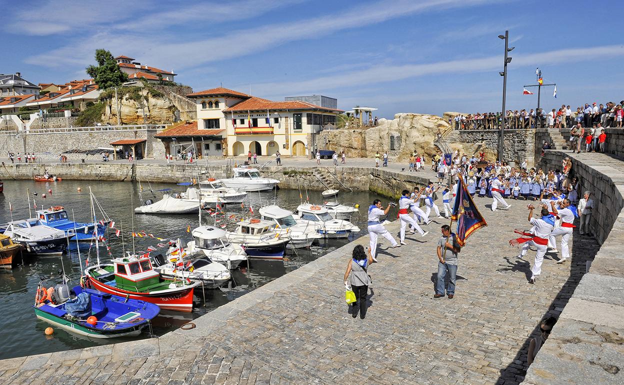 Los picayos le bailan al Cristo en el puerto de Comillas. 