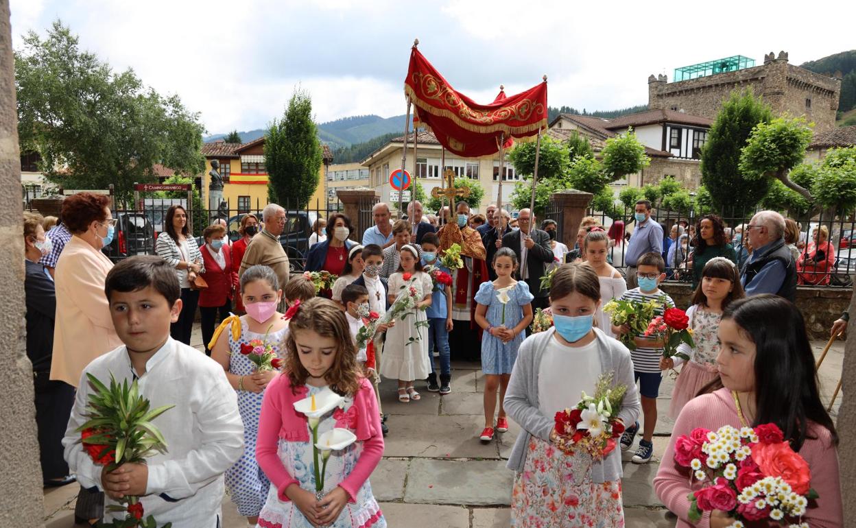 Los niños de comunión recibieron con flores a la Reliquia del Lignum Crucis en la iglesia de Potes 