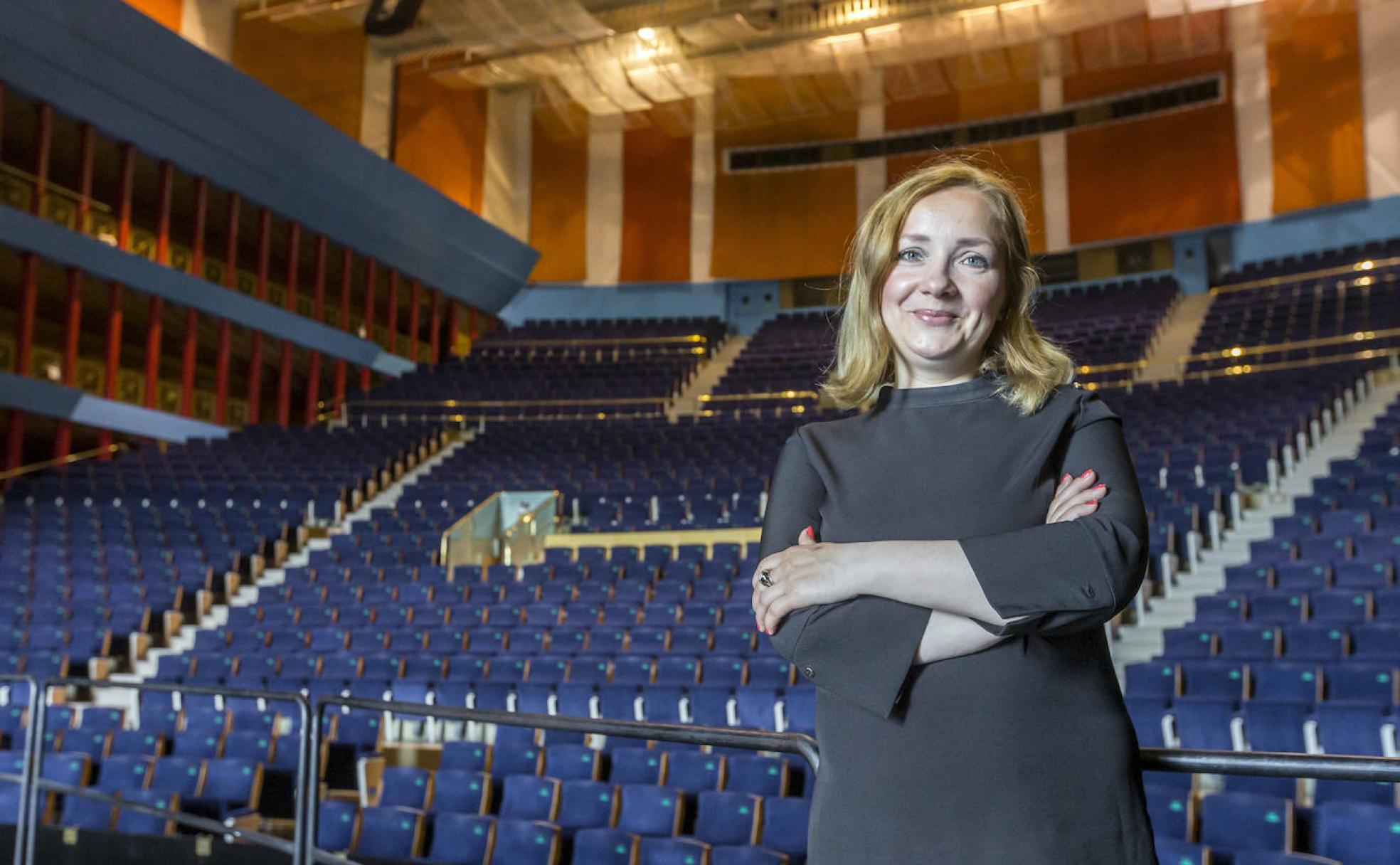 La soprano Anastasia Golub posa en el escenario de la sala Argenta, cedida por el Palacio de Festivales para ilustrar este reportaje.