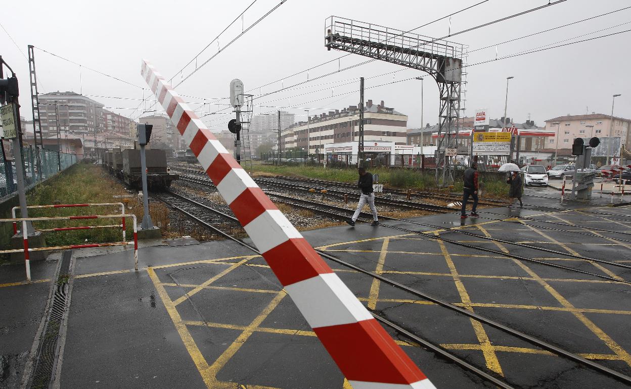 Paso a nivel de las vías en Pablo Garnica junto al aparcamiento de la estación de Feve.