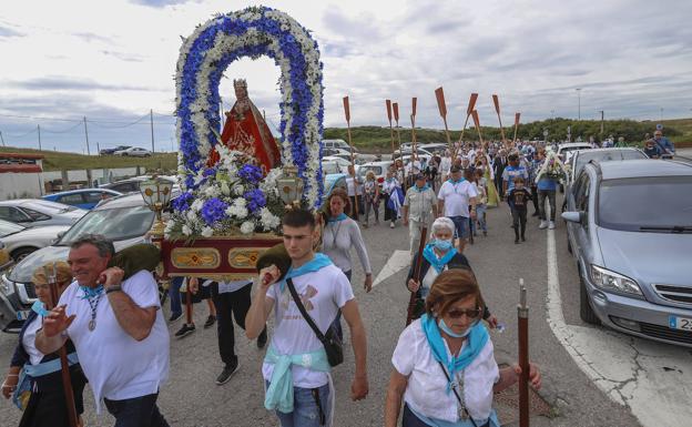 Imagen principal - Cientos de santanderinos honran a la Virgen del Mar