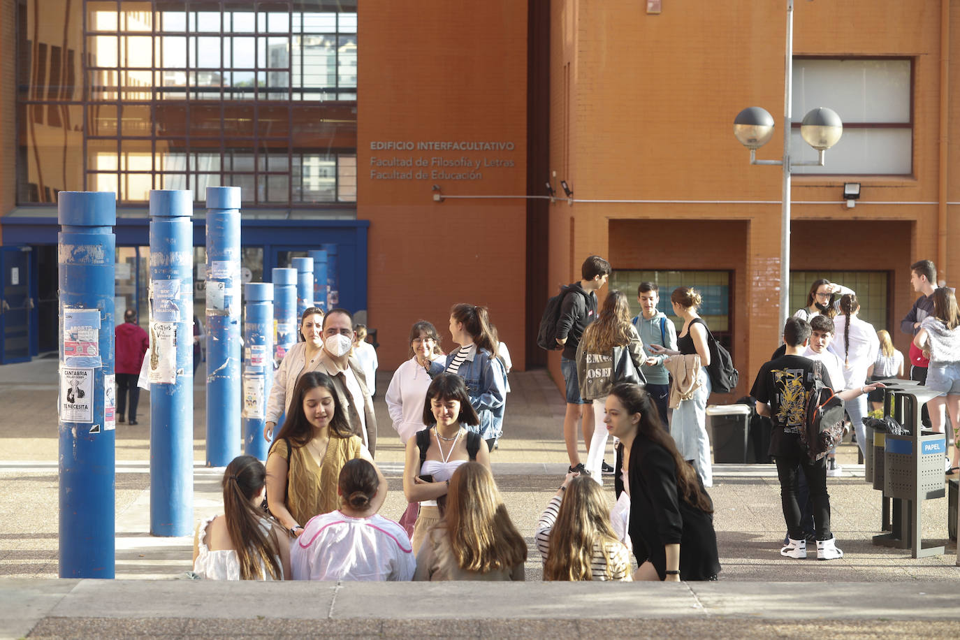 La Universidad de Cantabria realiza desde hoy y hasta el miércoles los exámenes a 2.832 estudiantes matriculados en la Evaluación de Bachillerato para el Acceso a la Universidad (EBAU) en la convocatoria ordinaria. Se trata de 2.758 estudiantes de Bachillerato procedentes de 57 institutos y colegios y 74 alumnos de Ciclos Formativos de Grado Superior.