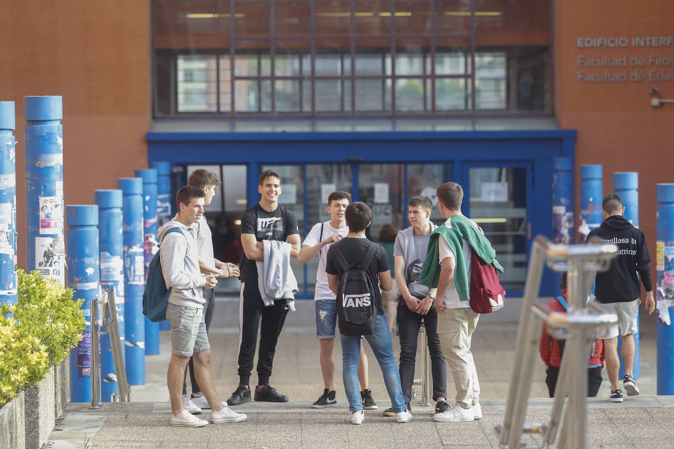 La Universidad de Cantabria realiza desde hoy y hasta el miércoles los exámenes a 2.832 estudiantes matriculados en la Evaluación de Bachillerato para el Acceso a la Universidad (EBAU) en la convocatoria ordinaria. Se trata de 2.758 estudiantes de Bachillerato procedentes de 57 institutos y colegios y 74 alumnos de Ciclos Formativos de Grado Superior.