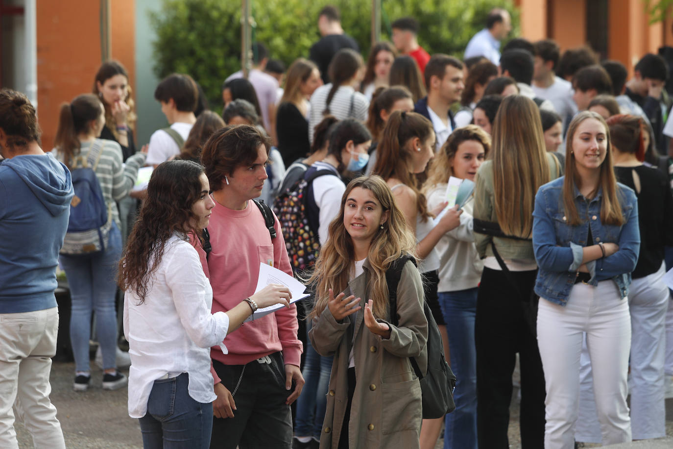 La Universidad de Cantabria realiza desde hoy y hasta el miércoles los exámenes a 2.832 estudiantes matriculados en la Evaluación de Bachillerato para el Acceso a la Universidad (EBAU) en la convocatoria ordinaria. Se trata de 2.758 estudiantes de Bachillerato procedentes de 57 institutos y colegios y 74 alumnos de Ciclos Formativos de Grado Superior.