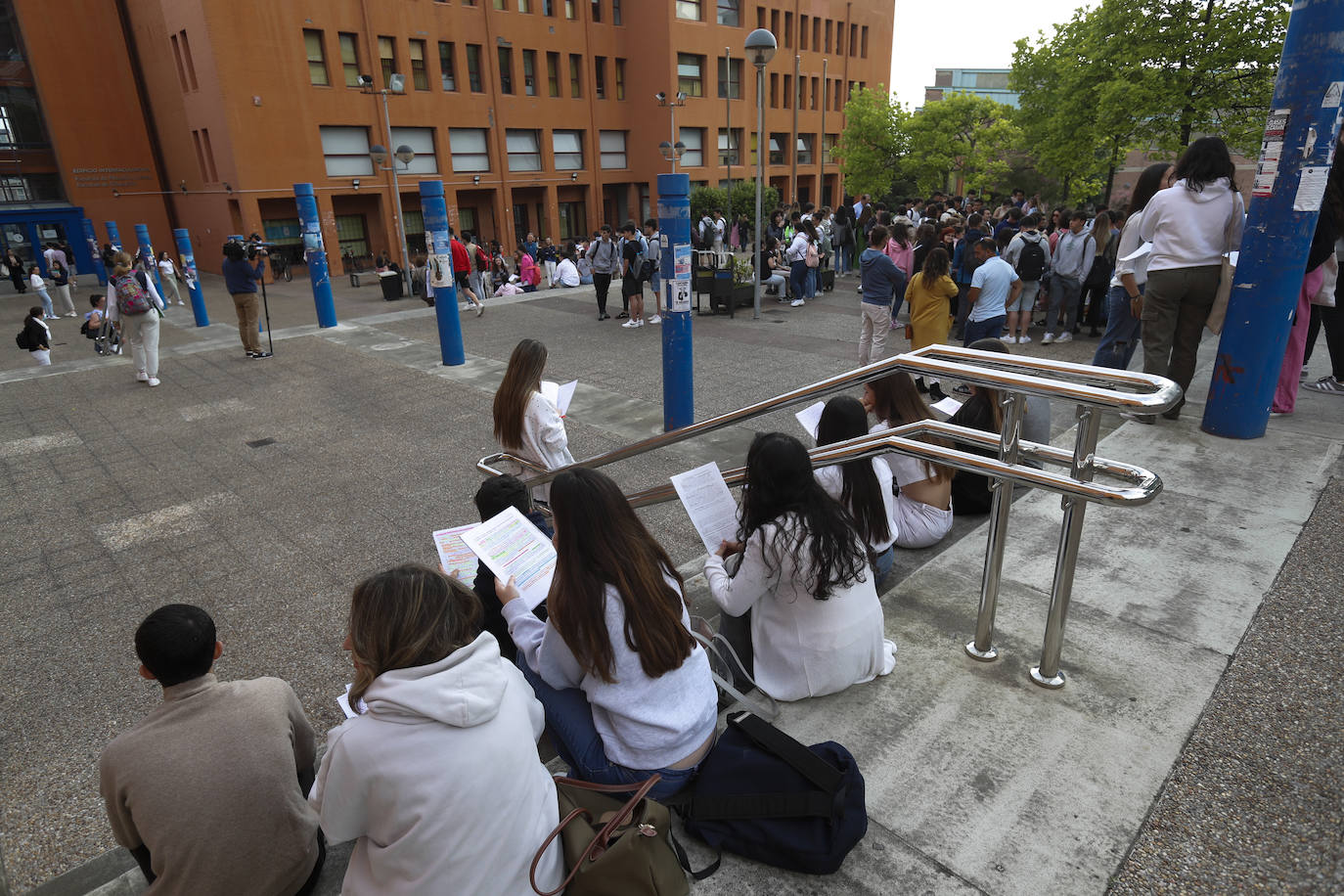 La Universidad de Cantabria realiza desde hoy y hasta el miércoles los exámenes a 2.832 estudiantes matriculados en la Evaluación de Bachillerato para el Acceso a la Universidad (EBAU) en la convocatoria ordinaria. Se trata de 2.758 estudiantes de Bachillerato procedentes de 57 institutos y colegios y 74 alumnos de Ciclos Formativos de Grado Superior.