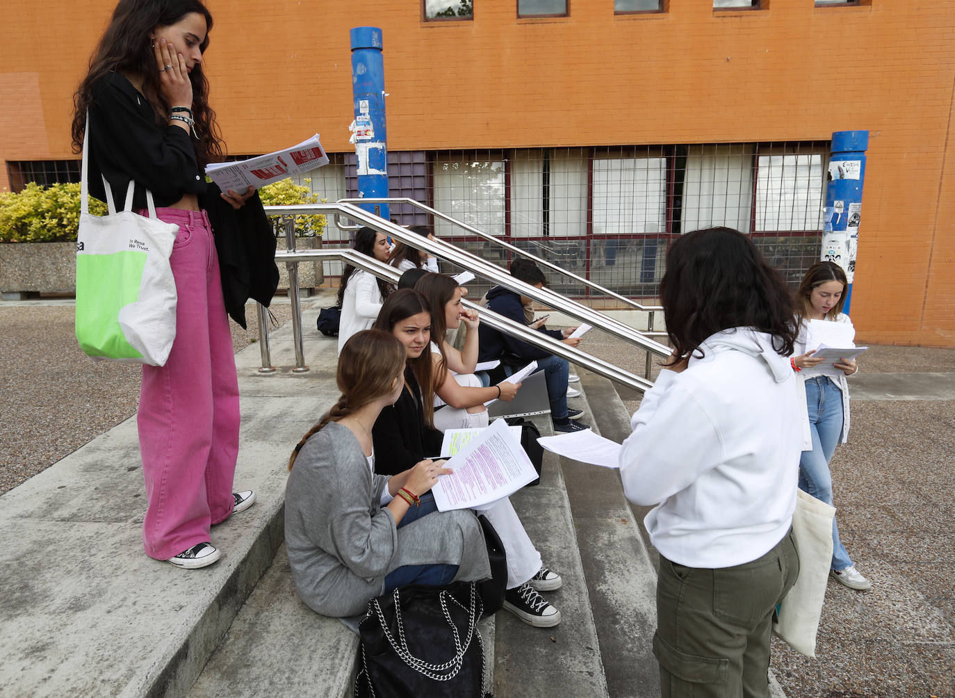 La Universidad de Cantabria realiza desde hoy y hasta el miércoles los exámenes a 2.832 estudiantes matriculados en la Evaluación de Bachillerato para el Acceso a la Universidad (EBAU) en la convocatoria ordinaria. Se trata de 2.758 estudiantes de Bachillerato procedentes de 57 institutos y colegios y 74 alumnos de Ciclos Formativos de Grado Superior.