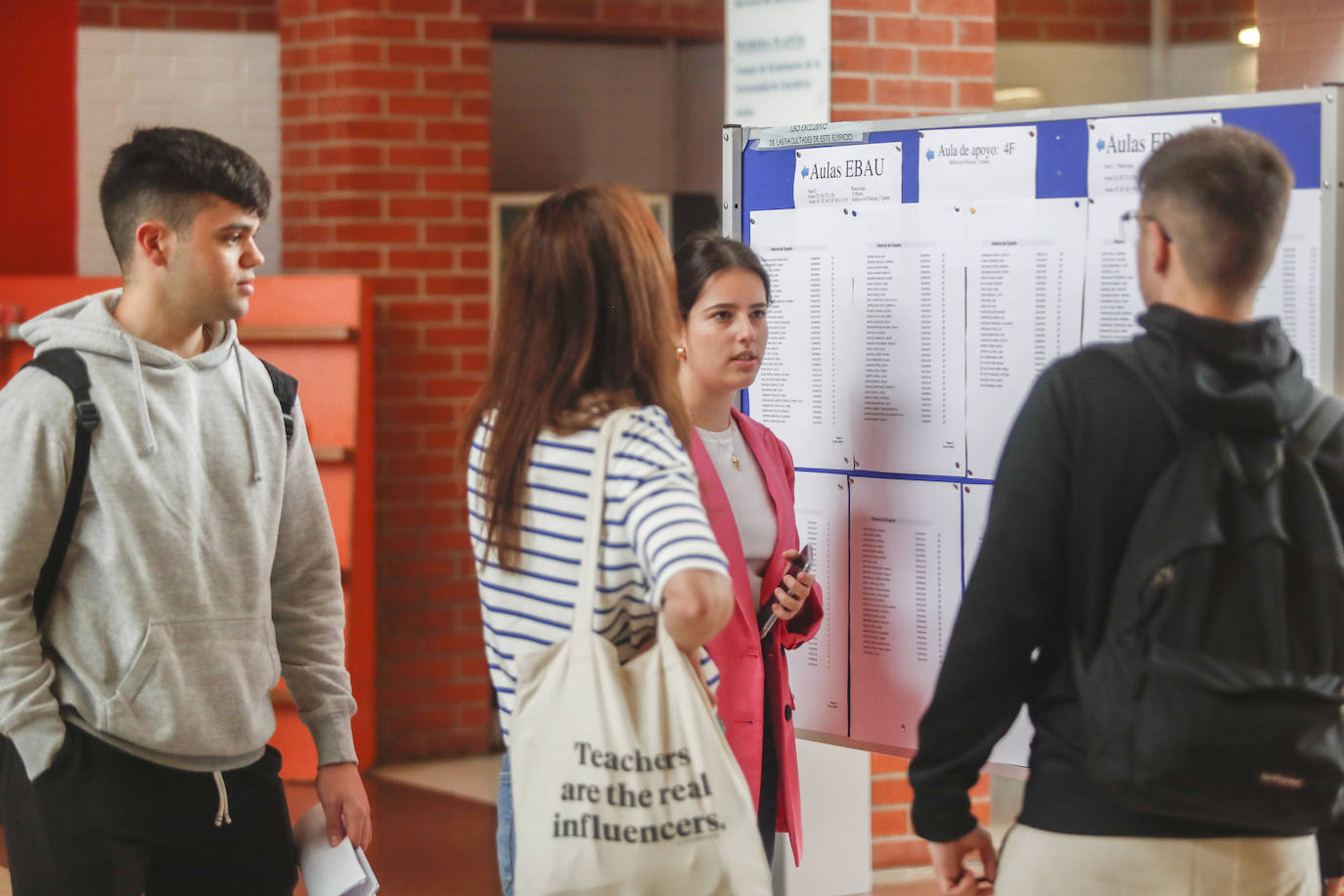 La Universidad de Cantabria realiza desde hoy y hasta el miércoles los exámenes a 2.832 estudiantes matriculados en la Evaluación de Bachillerato para el Acceso a la Universidad (EBAU) en la convocatoria ordinaria. Se trata de 2.758 estudiantes de Bachillerato procedentes de 57 institutos y colegios y 74 alumnos de Ciclos Formativos de Grado Superior.