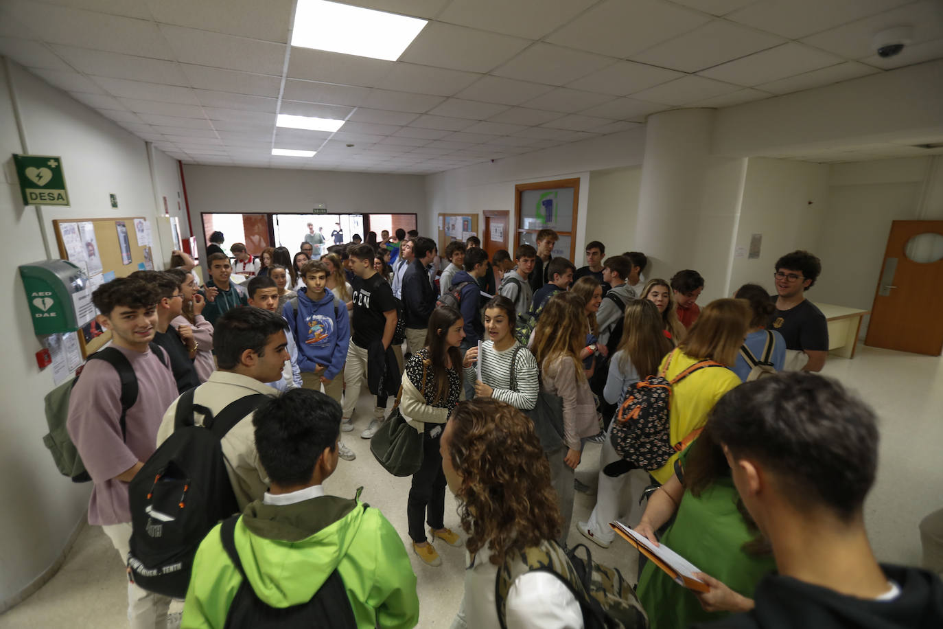 La Universidad de Cantabria realiza desde hoy y hasta el miércoles los exámenes a 2.832 estudiantes matriculados en la Evaluación de Bachillerato para el Acceso a la Universidad (EBAU) en la convocatoria ordinaria. Se trata de 2.758 estudiantes de Bachillerato procedentes de 57 institutos y colegios y 74 alumnos de Ciclos Formativos de Grado Superior.