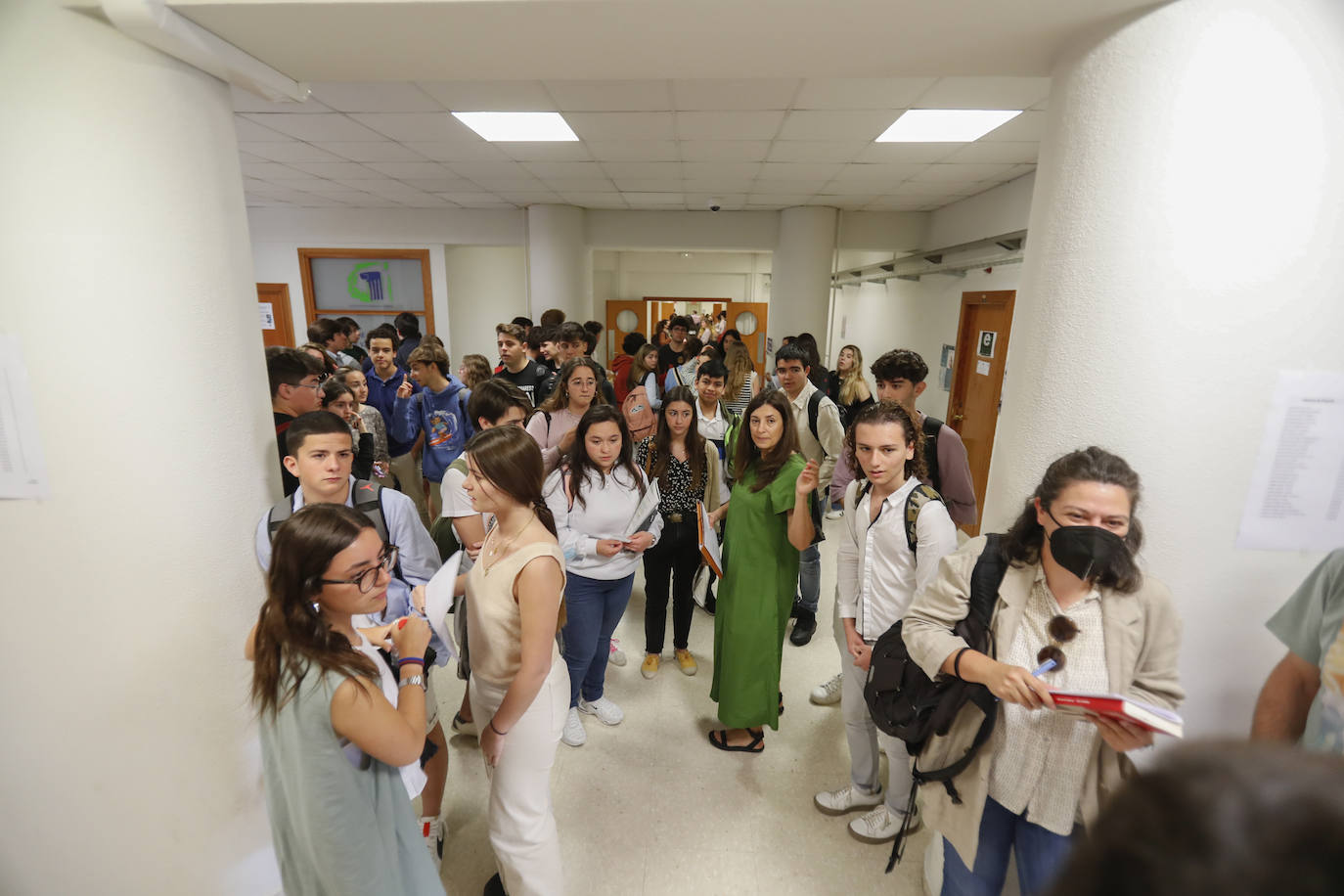 La Universidad de Cantabria realiza desde hoy y hasta el miércoles los exámenes a 2.832 estudiantes matriculados en la Evaluación de Bachillerato para el Acceso a la Universidad (EBAU) en la convocatoria ordinaria. Se trata de 2.758 estudiantes de Bachillerato procedentes de 57 institutos y colegios y 74 alumnos de Ciclos Formativos de Grado Superior.