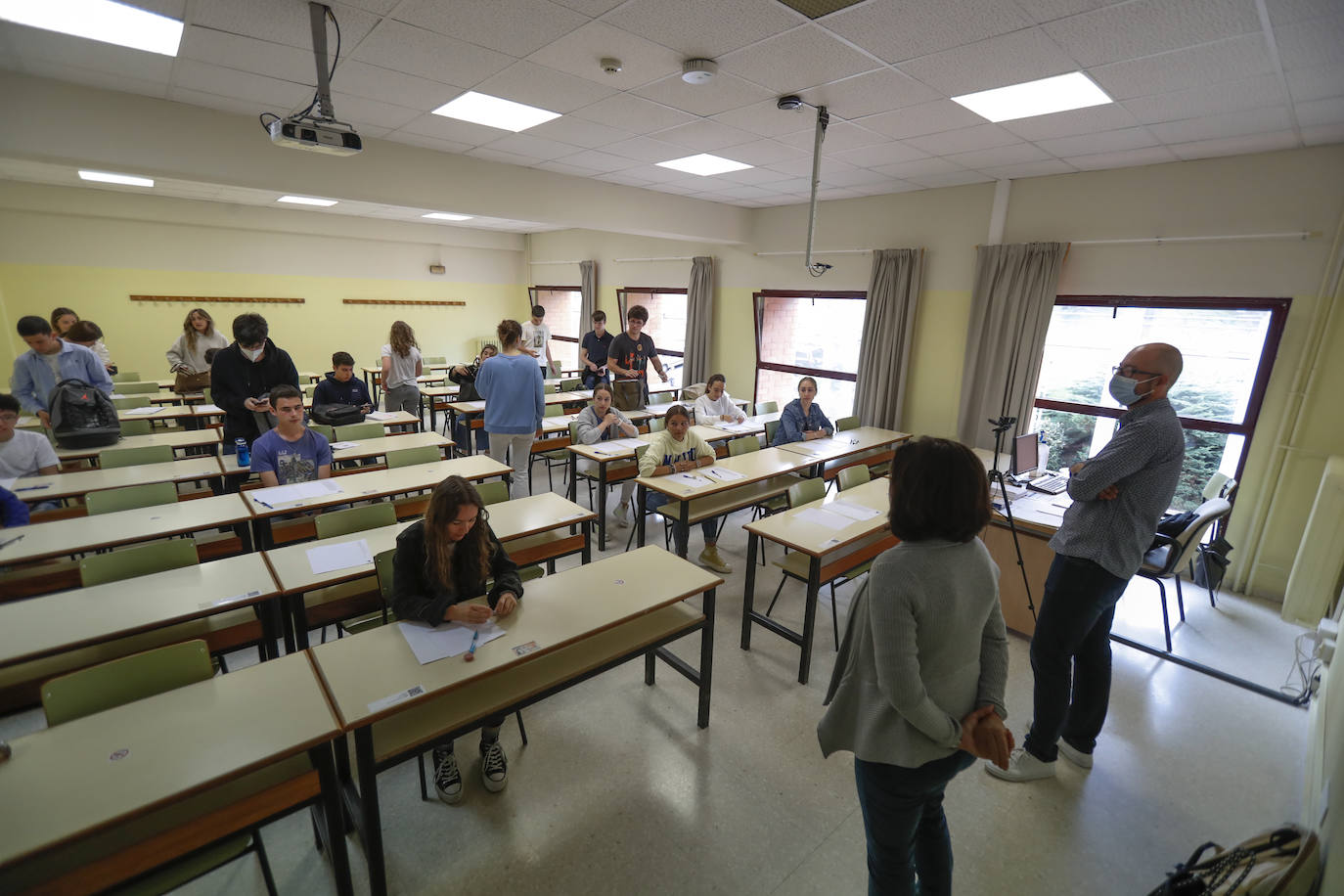 La Universidad de Cantabria realiza desde hoy y hasta el miércoles los exámenes a 2.832 estudiantes matriculados en la Evaluación de Bachillerato para el Acceso a la Universidad (EBAU) en la convocatoria ordinaria. Se trata de 2.758 estudiantes de Bachillerato procedentes de 57 institutos y colegios y 74 alumnos de Ciclos Formativos de Grado Superior.