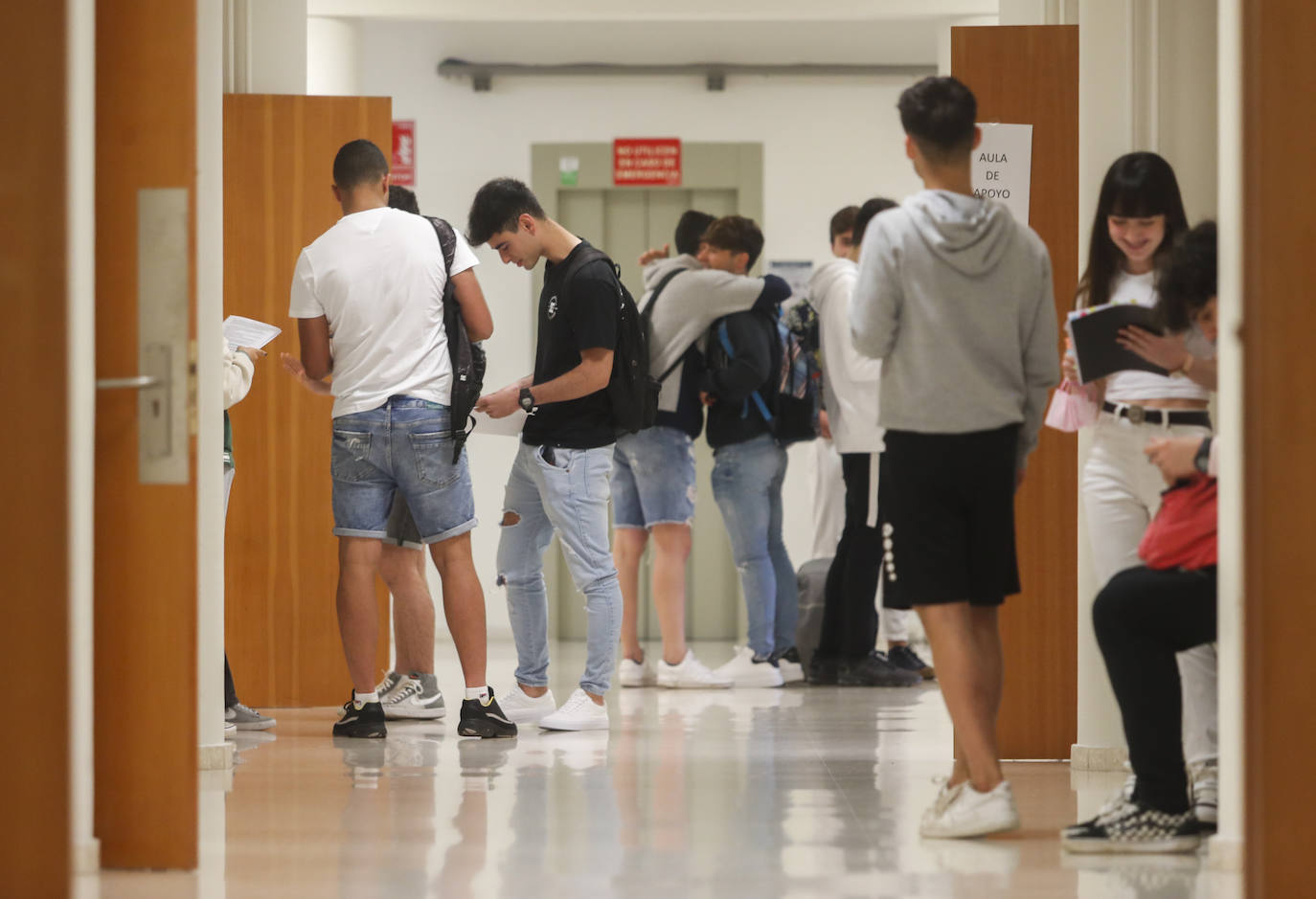 La Universidad de Cantabria realiza desde hoy y hasta el miércoles los exámenes a 2.832 estudiantes matriculados en la Evaluación de Bachillerato para el Acceso a la Universidad (EBAU) en la convocatoria ordinaria. Se trata de 2.758 estudiantes de Bachillerato procedentes de 57 institutos y colegios y 74 alumnos de Ciclos Formativos de Grado Superior.