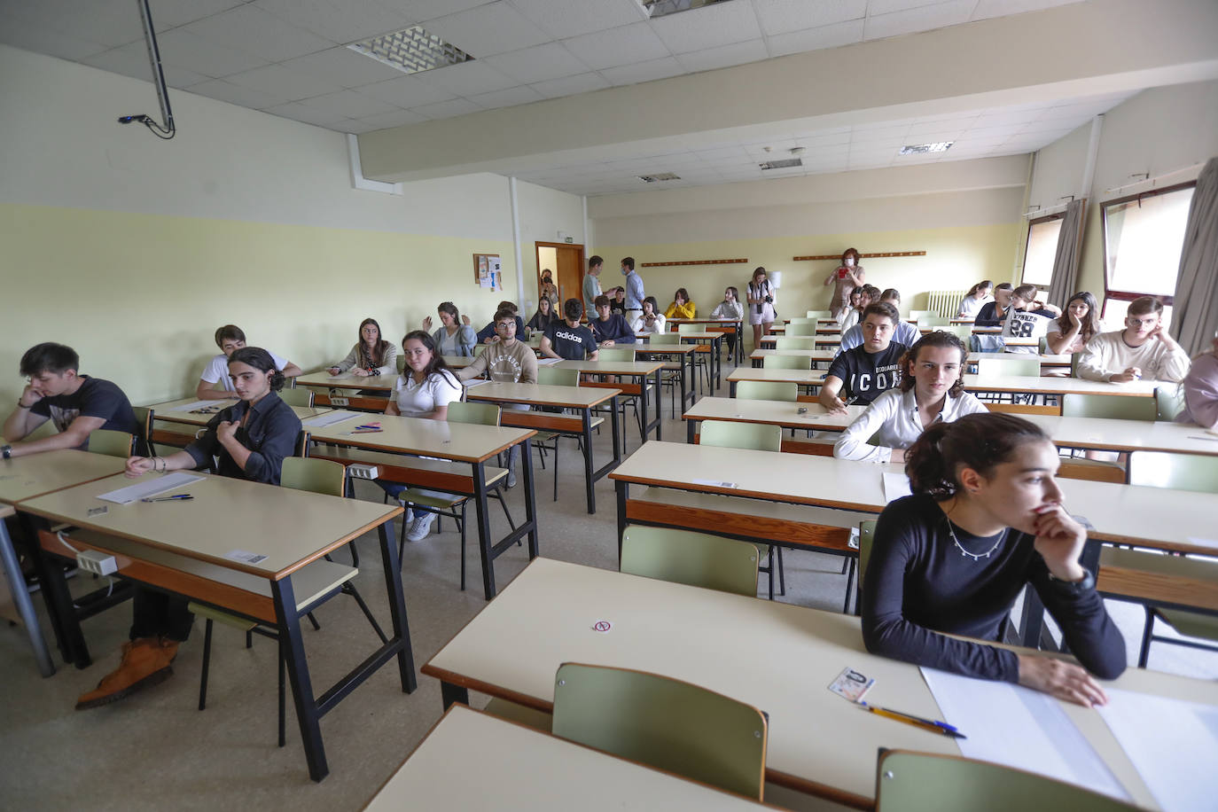 La Universidad de Cantabria realiza desde hoy y hasta el miércoles los exámenes a 2.832 estudiantes matriculados en la Evaluación de Bachillerato para el Acceso a la Universidad (EBAU) en la convocatoria ordinaria. Se trata de 2.758 estudiantes de Bachillerato procedentes de 57 institutos y colegios y 74 alumnos de Ciclos Formativos de Grado Superior.