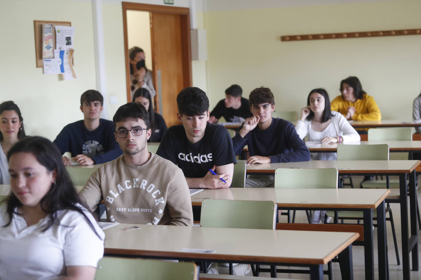 La Universidad de Cantabria realiza desde hoy y hasta el miércoles los exámenes a 2.832 estudiantes matriculados en la Evaluación de Bachillerato para el Acceso a la Universidad (EBAU) en la convocatoria ordinaria. Se trata de 2.758 estudiantes de Bachillerato procedentes de 57 institutos y colegios y 74 alumnos de Ciclos Formativos de Grado Superior.