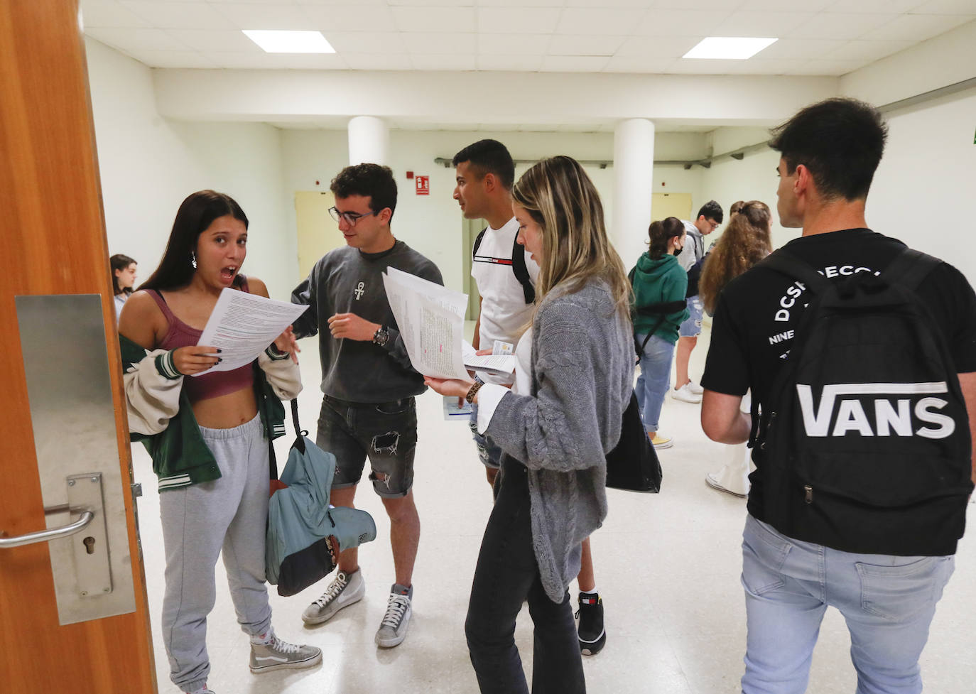 La Universidad de Cantabria realiza desde hoy y hasta el miércoles los exámenes a 2.832 estudiantes matriculados en la Evaluación de Bachillerato para el Acceso a la Universidad (EBAU) en la convocatoria ordinaria. Se trata de 2.758 estudiantes de Bachillerato procedentes de 57 institutos y colegios y 74 alumnos de Ciclos Formativos de Grado Superior.